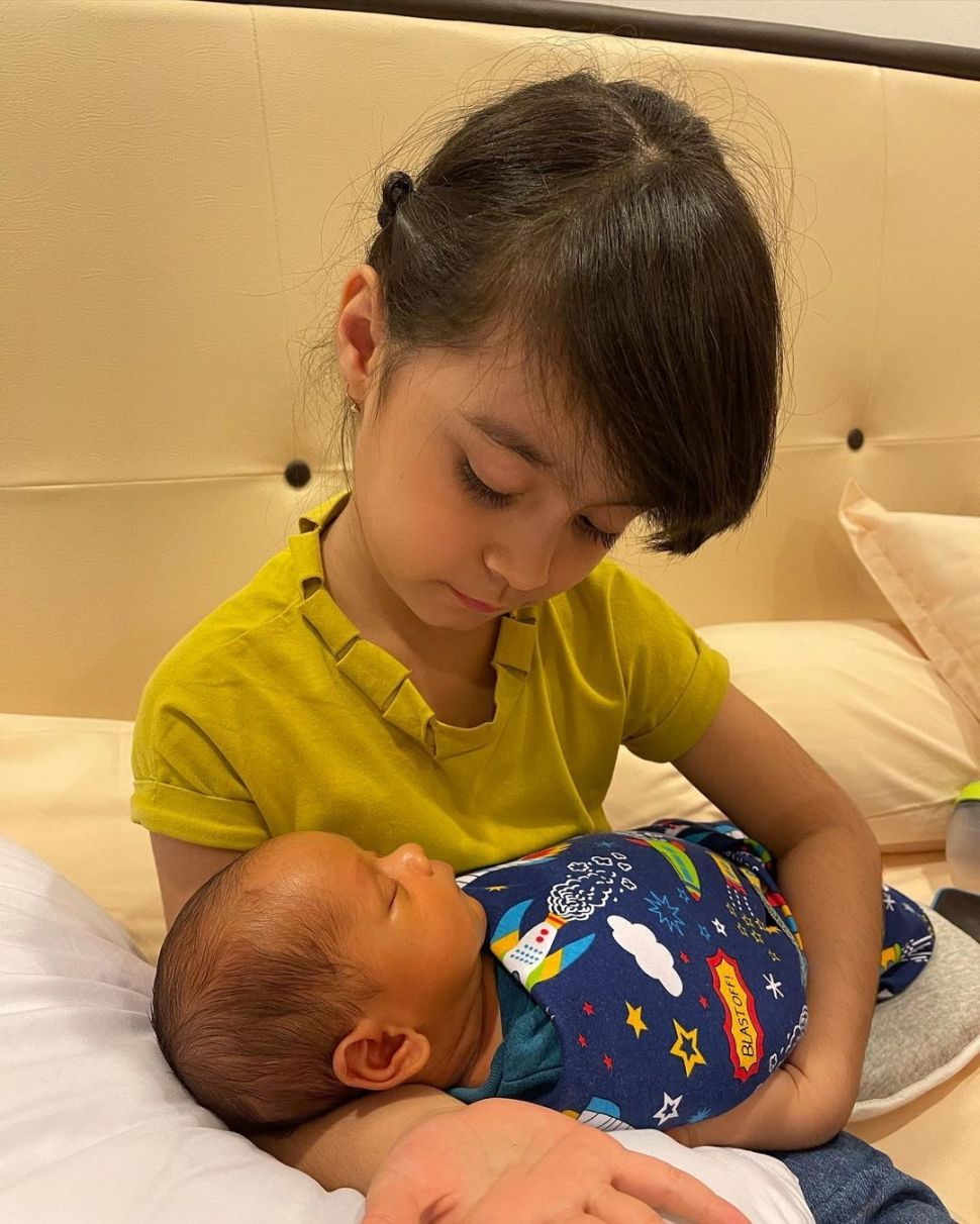 Potret Amabel Lennata 'Anak' Lesti Kejora Momong Baby Leslar (instagram/@amabellennata)