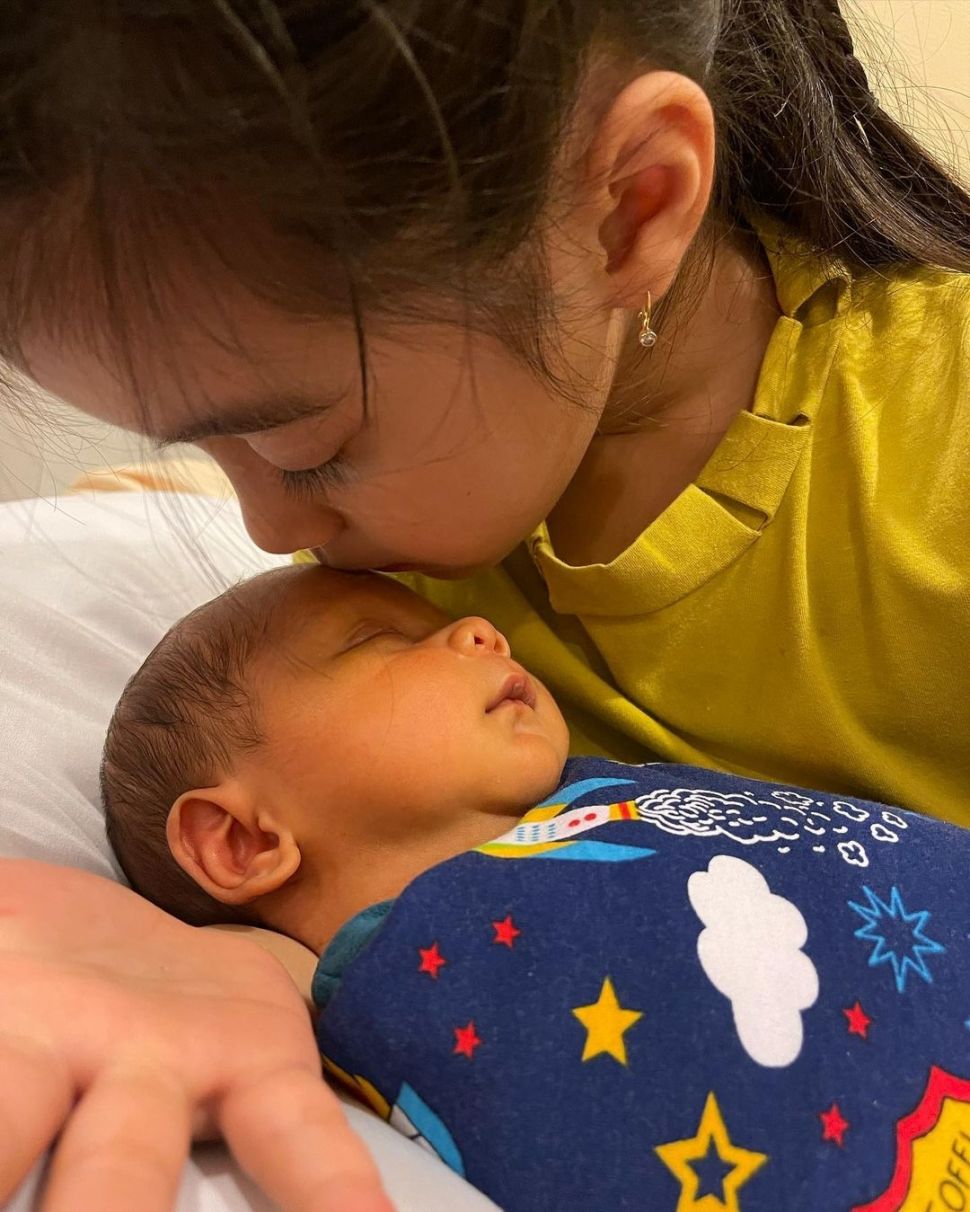 Potret Amabel Lennata 'Anak' Lesti Kejora Momong Baby Leslar (instagram/@amabellennata)