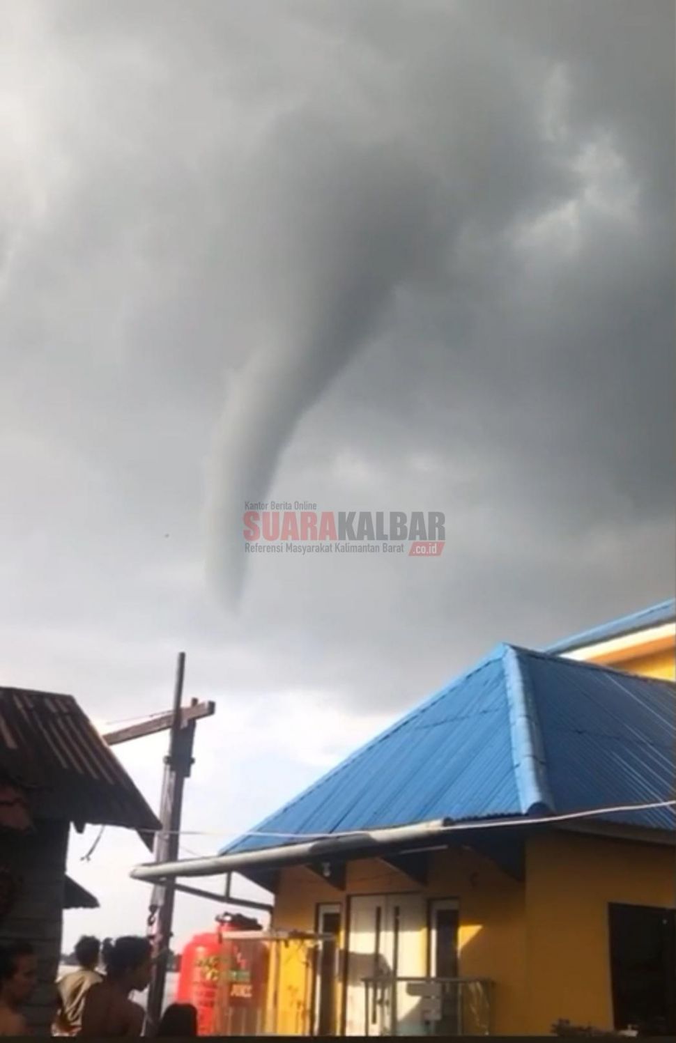 Angin Puting Beliung yang terjadi di sekitar Kawasan Sungai Kapuas, Kota Pontianak pada Minggu (16/1/2022) sore. [SUARAKALBAR.CO.ID/Layar Tangkap]