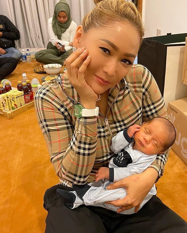 Momen Artis Momong Baby Leslar [Instagram/YouTube]