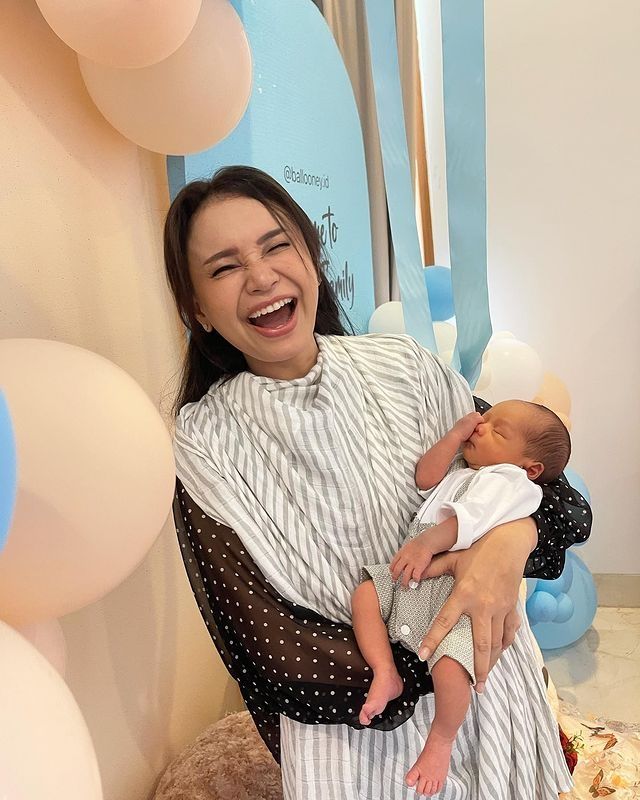 Momen Artis Momong Baby Leslar [Instagram/YouTube]