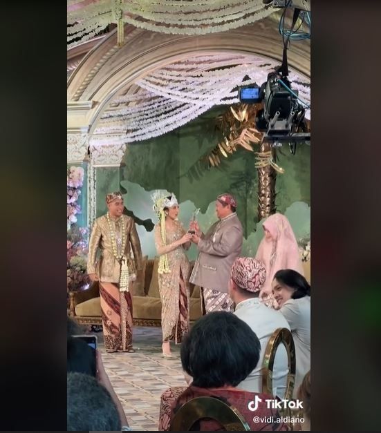Momen Kocak Pernikahan Vidi Aldiano, Sheila Dara Dikasih Trofi karena Hal Ini (tiktok.com/vidi.aldiano)