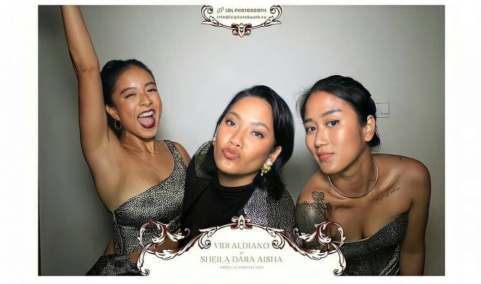 Karecya Moeloek (kiri) menjadi bridesmaid di pernikahan Vidi Aldiano dan Sheila Dara Aisha. [Instagram]