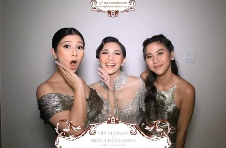 Outfit Bridesmaid Pernikahan Vidi Aldiano dan Sheila Dara (instagram/@adindathomas)