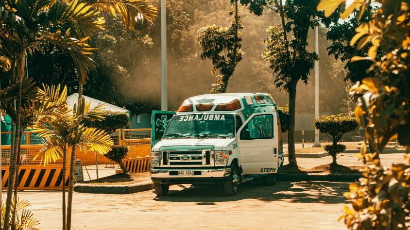 Ilustrasi ambulans yang sedang parkir. (Pexels/Nothing Ahead)