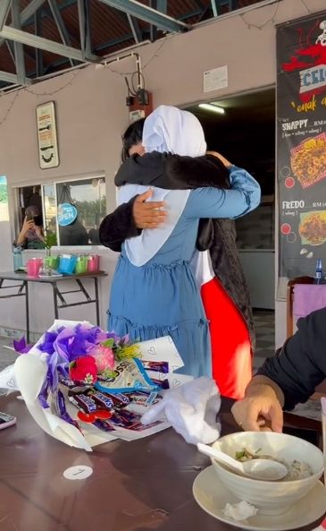 Momen haru pasangan suami istri berpelukan setelah tak beremu 11 bulan.(TikTok/kaidolaani)