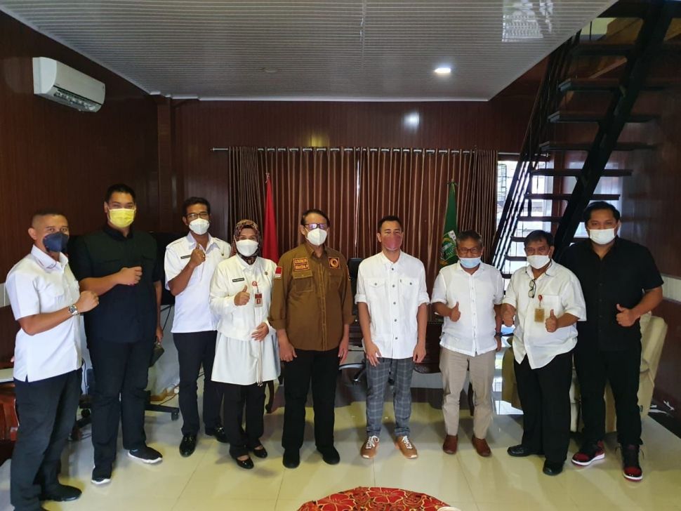 Raffi Ahmad dan Gubernur Banten Wahidin Halim serta jajarannya foto bersama usai membahas pengelolaan BIS. [DOK Pemprov Banten]
