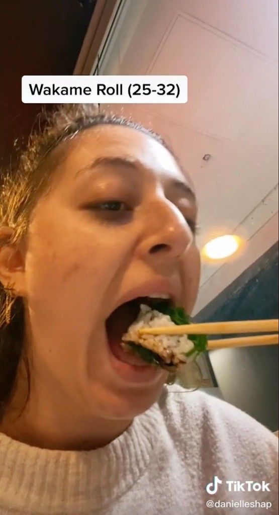 Wanita masuk rumah sakit setelah kebanyakan makan sushi. (Tiktok/@danielleshap)