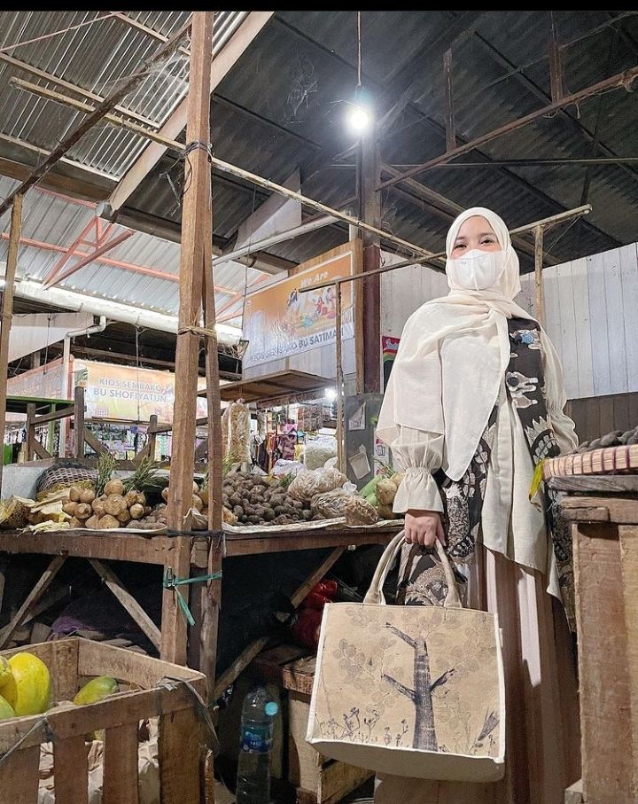 Tampilan Chacha Frederica saat berbelanja ke pasar tradisional. [Instagram]