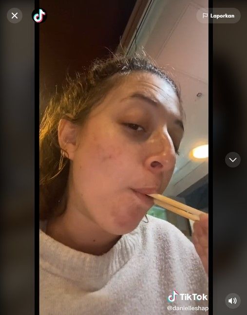 Danielle kalap makan sushi (TikTok)