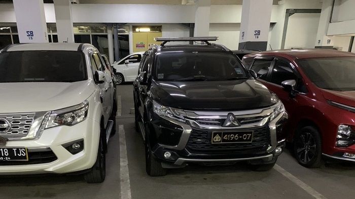 Penampakan sejumlah mobil milik Arteria Dahlan yang terparkir di gedung DPR RI usai heboh soal pelat nomor kembar. (Suara.com/Novian)