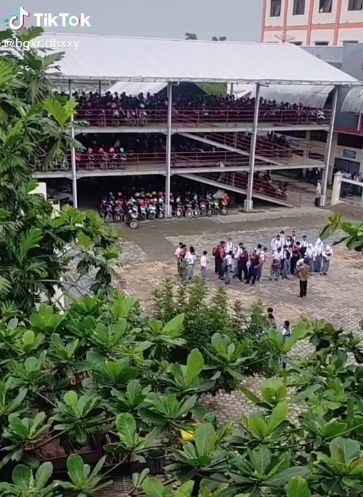 Penampakan lahan parkir sebuah sekolah yang buat takjub warganet. (TikTok/bgxr.dhxxy)