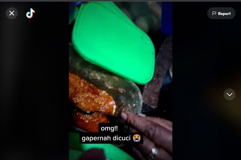 Bikin Ogah Jadi Beli, Perempuan Ini Temukan Wadah Sambal Nasgor Tak Pernah Dicuci Hingga Jamuran. (Dok: TIkTok/pempesyultuu)