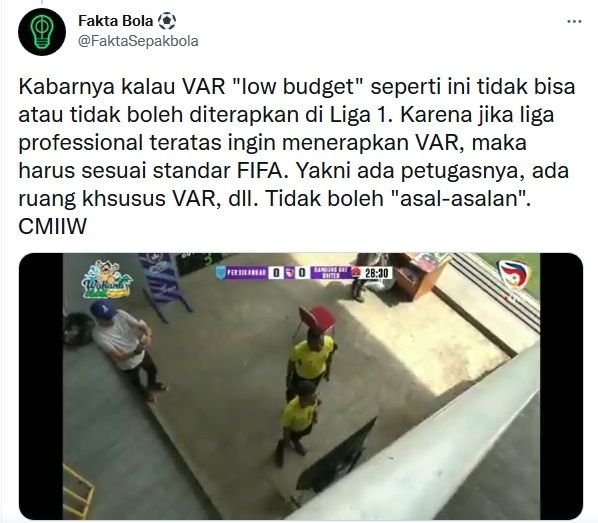 Wasit melihat VAR di pertandingan Liga 3 Indonesia. [Twitter@FaktaSepakbola]