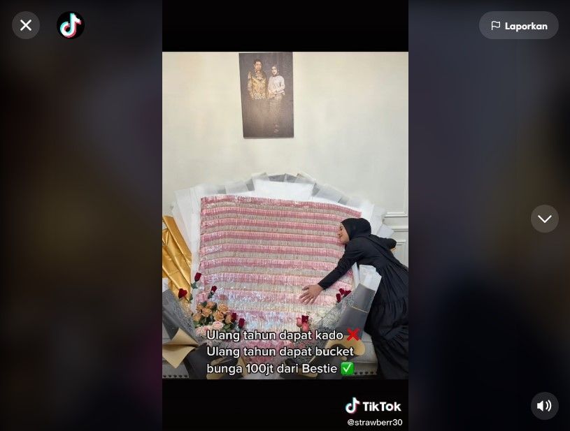  Dapat Hadiah Ulang Tahun Buket Uang Rp 100 Juta, Warganet: Bestie Sultan. (Dok: TikTok/strawberr30 )