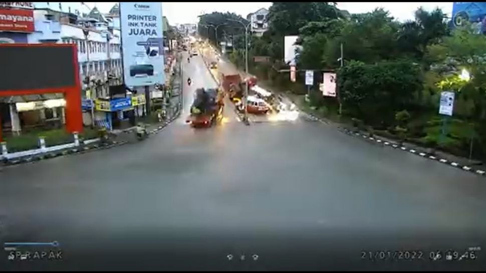 Viral CCTV Detik-detik Kecelakaan Maut di Balikpapan. (Twitter/@e81n)