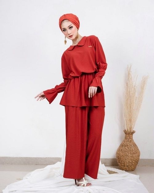 Tampil cantik dan percaya diri mengenakan busana muslim Aqillah by Ria yang desainnya modern, simpel dan elegan. (Foto: Dok. Aqillah by Ria) 