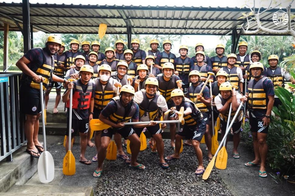 Para pemain Persija bermain arung jeram di sungai Ayung, Bali, Kamis (20/1/2022). [dok. Persija]