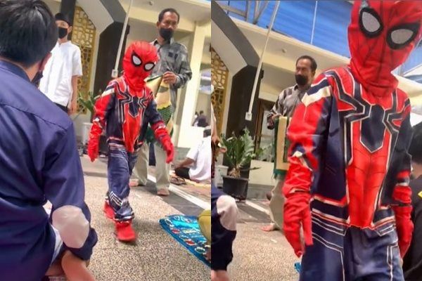 Viral 'Spiderman' Jumatan di Masjid Bikin Melongo. (TikTok)