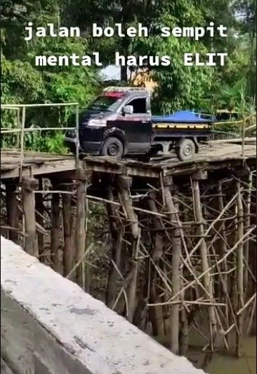 Mobil pikap lewat jembatan rapuh (tiktok.com/@bang_hend7)