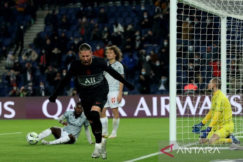 Bek Paris Saint-Germain Sergio Ramos merayakan golnya ke gawang Reims dalam laga lanjutan Liga Prancis di Stadion Parc des Princes, Paris, Prancis, Minggu (23/1/2022) waktu setempat. (ANTARA/AFP/Thomas Sanson)