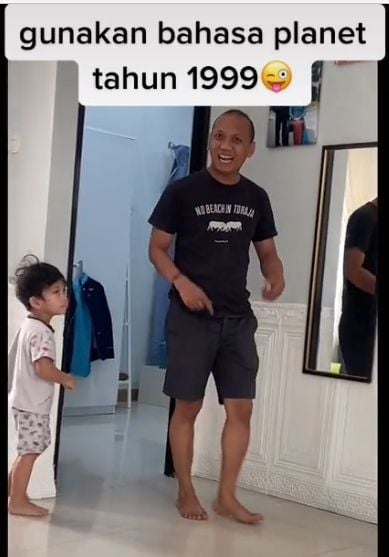 Momen suami mendengarkan istrinya menggunakan bahasa anak 90-an. (TikTok/titien_agustien2)