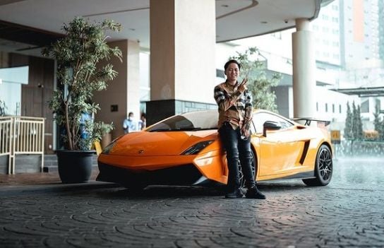 Doni Salmanan bergaya di samping Lamborghini (Instagram)