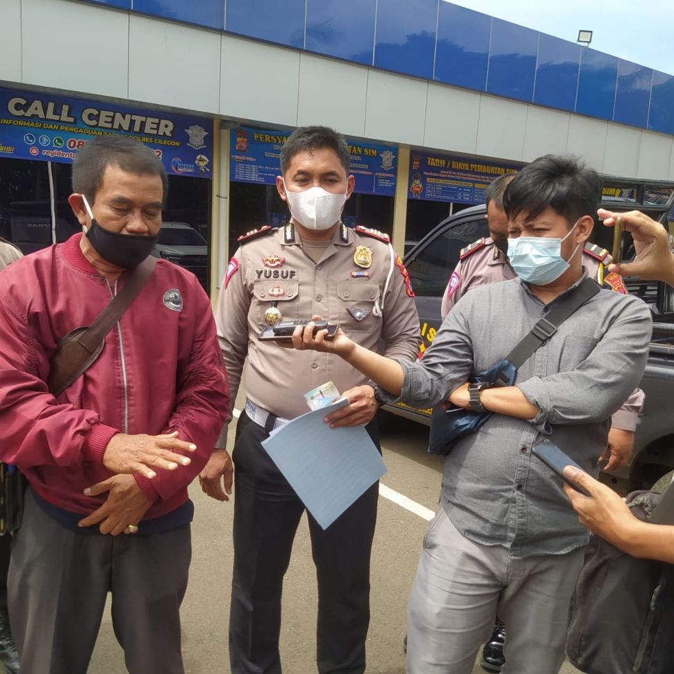 Asep Fedianto (50) pria masuk Tol Tangerang-Merak memberi keterangan kepada awak media, Senin (24/1/2022). [SuaraBanten.id/Firasat Nikmatullah]