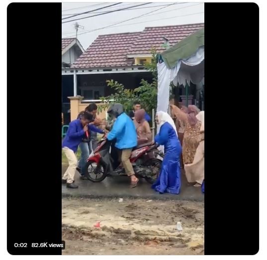 Viral Aksi Pengendara Motor Nyelonong Kondangan saat Dangdutan, Malah Lakukan Ini (twitter.com/jowoshitpost)