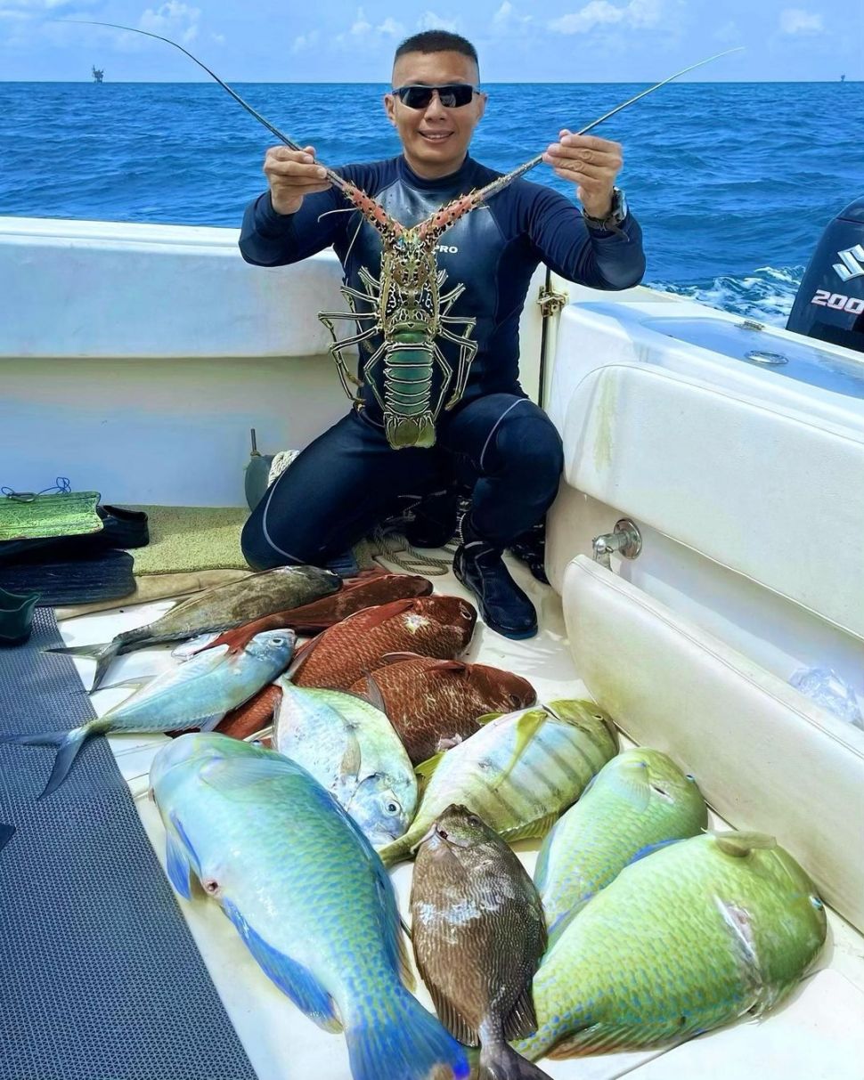 Edy Effendi bersama ikan hasil tangkapannya. [Instagram]