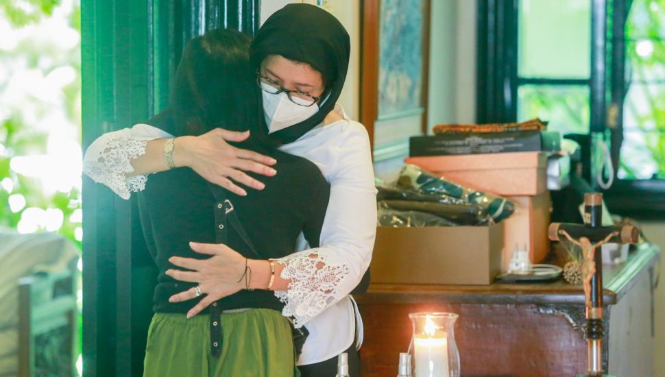 Aktris dan Politikus Nurul Arifin memeluk kerabatnya saat persemayaman jenazah putrinya, Maura Magnalia Madyaratri di rumah duka di Cinere, Depok, Jawa Barat, Selasa (25/1/2022). [Suara.com/Alfian Winanto]