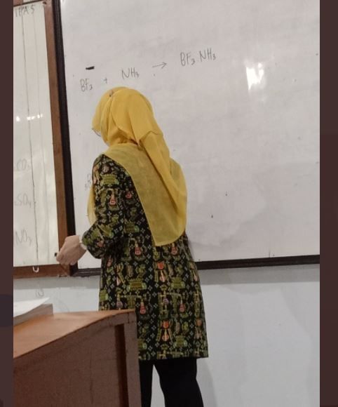 Seragam Batik Guru Kimia (twitter.com/choyounmii)