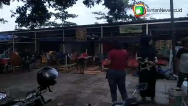 Pembongkaran PKL di Kawasan Stadion Maulana Yusuf Serang. [Bantennews]