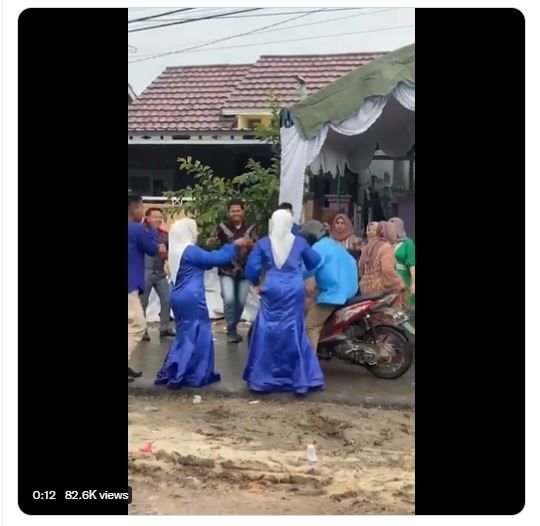 Viral Aksi Pengendara Motor Nyelonong Kondangan saat Dangdutan, Malah Lakukan Ini (twitter.com/jowoshitpost)