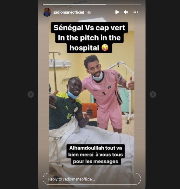Sadio Mane bagikan momen di rumah sakit usai tabrakan ngeri. (Instagram/sadiomaneofficiel)
