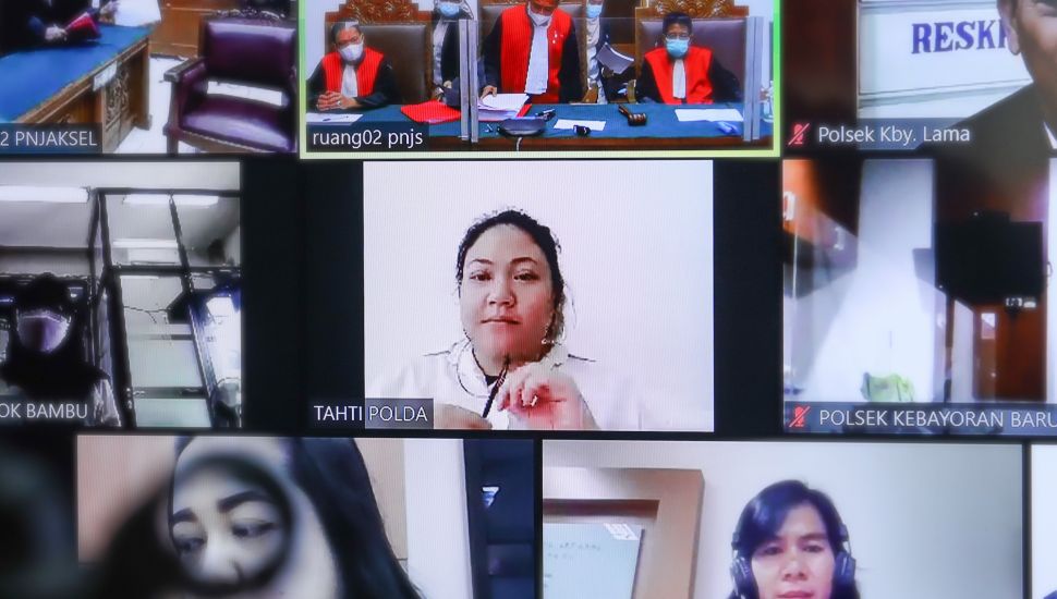 Putri Penyanyi Nia Daniaty, Olivia Nathania saat menjalani sidang kasus penipuan CPNS yang digelar secara virtual di Pengadilan Negeri Jakarta selatan, Rabu (26/1/2022). [Suara.com/Alfian Winanto]