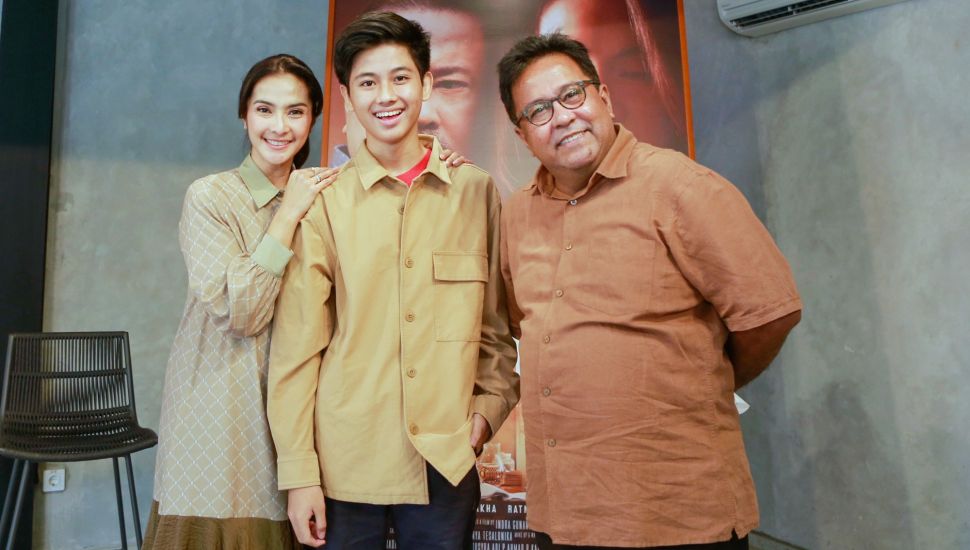 Para pemain film 'Pelangi Tanpa Warna' yaitu Maudy Koesnaedi, Zayyan Sakha dan Rano Karno saat ditemui usai jumpa pers di Pancoran, Jakarta Selatan, Kamis (27/1/2022). [Suara.com/Alfian Winanto]