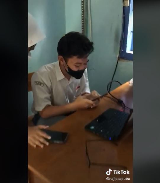 Viral Siswa SMA Dapat Chat dari Gebetan saat Presentasi di Kelas (tiktok.com/@najipsaputra)