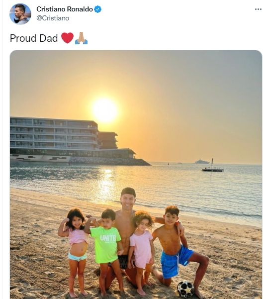 Potret Cristiano Ronaldo bersama empat anaknya saat menikmati waktu liburan di tengah jeda internasional. (Twitter/@Cristiano)