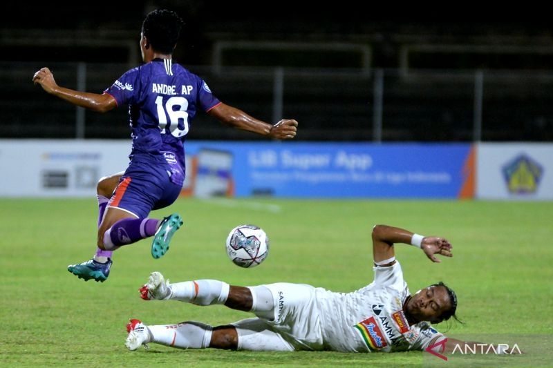 Pesepak bola Persija Jakarta Tony Sucipto (kanan) berusaha menghadang pesepak bola Persita Tangerang Andre Agustiar Prakoso (kiri) saat pertandingan Liga 1 di Stadion I Gusti Ngurah Rai, Denpasar, Bali, Rabu (26/1/2022). ANTARA FOTO/Fikri Yusuf/rwa. (ANTARA FOTO/FIKRI YUSUF)