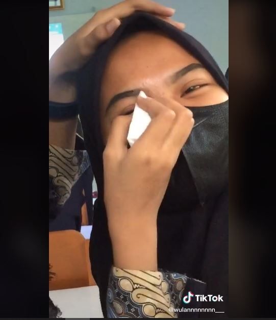 Viral Wanita Menggambar Alis Teman dengan Pulpen (tiktok.com/@wulannnnnnnn___)