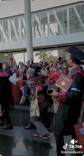 Ayah Beri Bunga Untuk Putrinya Saat Wisuda. (TikTok)