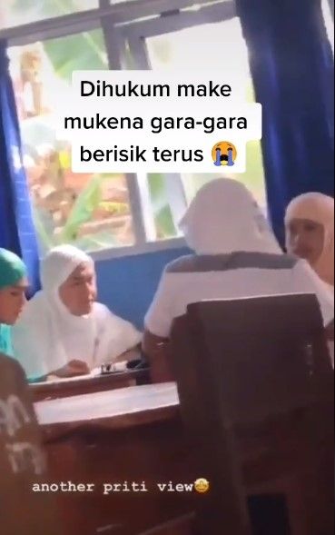 Berisik di kelas dihukum pakai mukena (tiktok.com/@siyudayy)