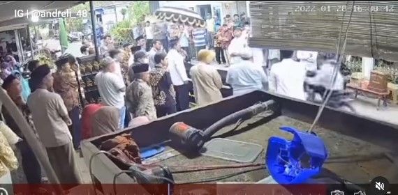 Pemotor terabas lewati rombongan memakamkan jenazah (instagram.com/andreli_48/)