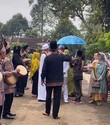 Aksi bapak-bapak mendokumentasikan momen pernikahan menggunakan ponsel bikin elus dada dan tertawa tim dokumentasi. (TikTok/diansaek)