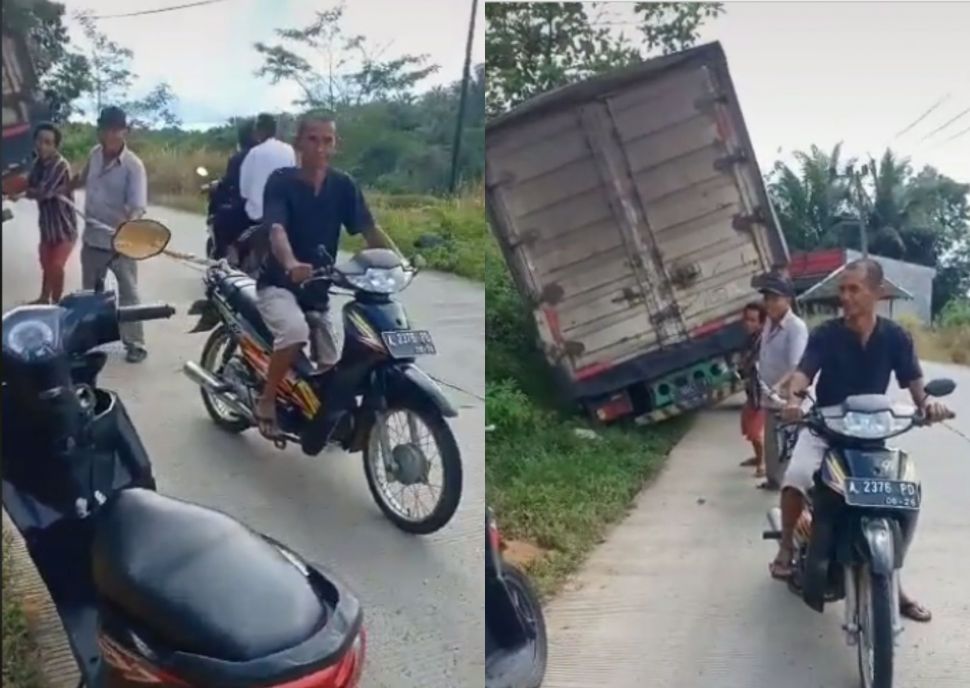 Aksi bapak-bapak bantu mobil truk yang nyungsep pakai sepeda motor bikin warganet terhibur. (TikTok/joni64031072857576)