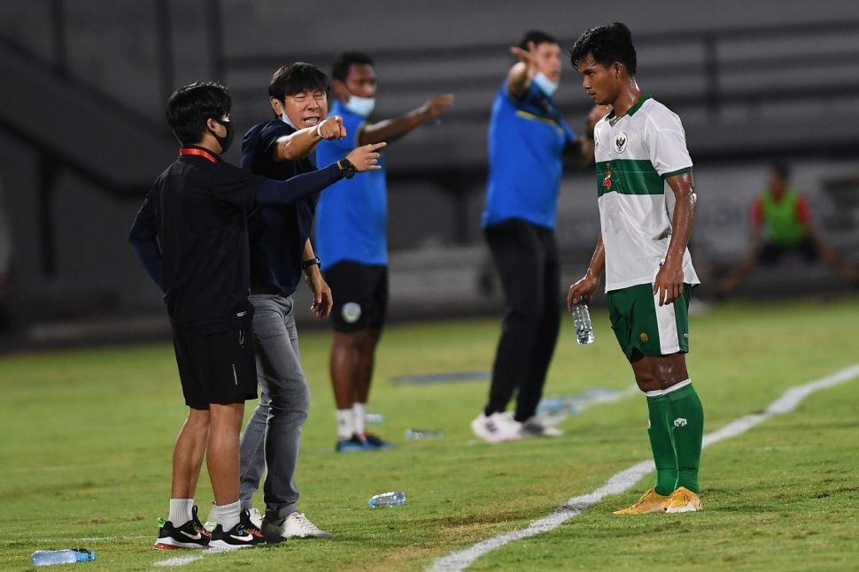 Pelatih Timnas Indonesia Shin Tae-yong (kedua kiri) memberi arahan kepada pemain Timnas Indonesia Bayu Fiqri saat bertanding melawan Timnas Timor Leste dalam pertandingan sepak bola Leg 2 FIFA Matchday di Stadion I Wayan Dipta, Gianyar Bali, Minggu (30/1/2022). Indonesia berhasil memenangkan pertandingan dengan skor 3-0. ANTARA FOTO/Nyoman Budhiana/foc.