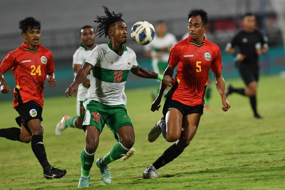 Pemain Timnas Indonesia Ronaldo Kwateh (kedua kiri) berebut bola dengan pemain Timnas Timor Leste Tomas Sarmento dalam pertandingan sepak bola Leg 2 FIFA Matchday di Stadion I Wayan Dipta, Gianyar Bali, Minggu (30/1/2022). ANTARA FOTO/Nyoman Budhiana/foc.