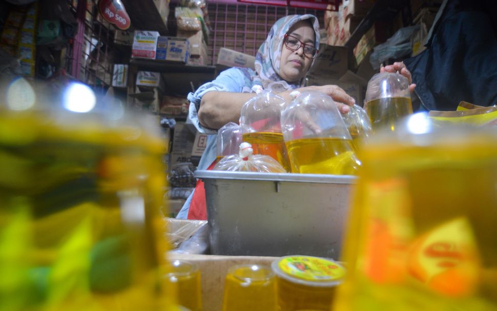 Pedagang membungkus minyak goreng curah di Pasar Raya Padang, Sumatera Barat, Senin (31/1/2022).  ANTARA FOTO/Iggoy el Fitra