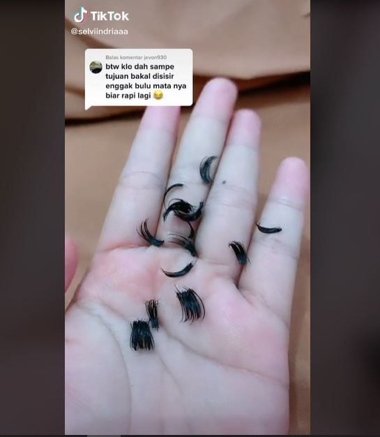 Viral Pakai Bulu Mata Palsu saat Naik Motor, Begini Endingnya (tiktok.com/@selviindriaaa)